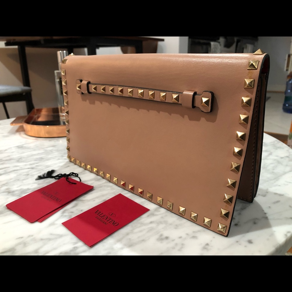 VALENTINO GARAVANI
Rockstud Flap Wristlet Clutch